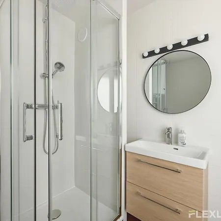 Charming 20m In 20 With Shared Terrace شقة *