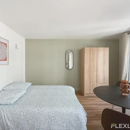 Appartement Charming 20m In 20 With Shared Terrace Parijs