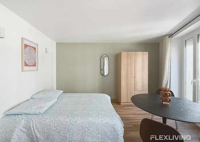 Appartement Charming 20m In 20 With Shared Terrace Parijs